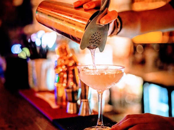 L’art de la mixologie : aiguisez vos connaissances grâce aux astuces de nos experts boissons