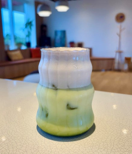 Matcha Iced Latte et mousse fraise